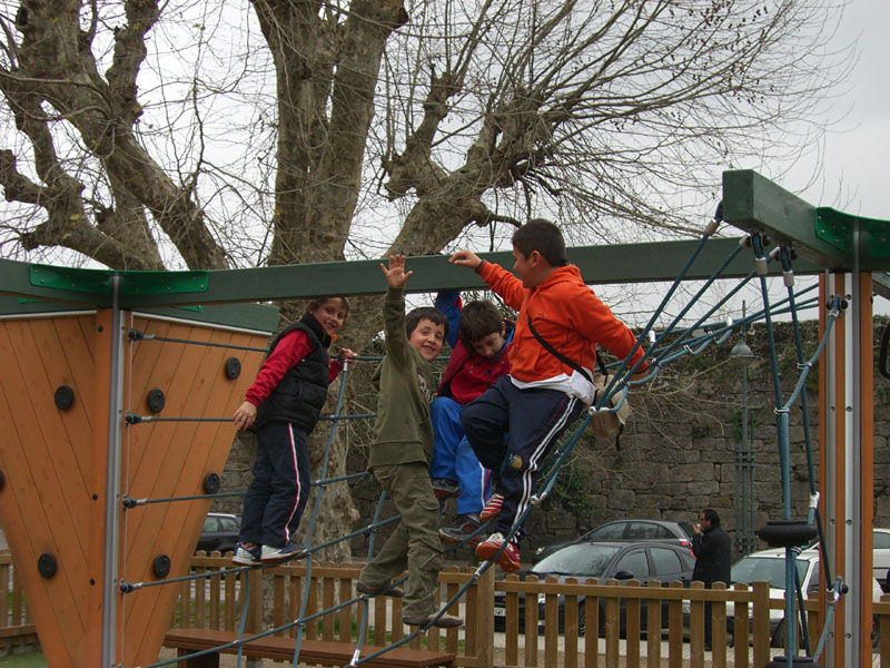 Un momento de xogo no parque infantil
