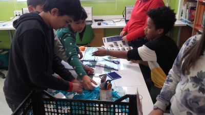 voluntarios
preparando as identificacións de "padriños/madriñas lectores" e "afillados"
