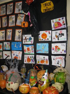 CHILDREN VISITING THE HALLOWEEN GALLERY
