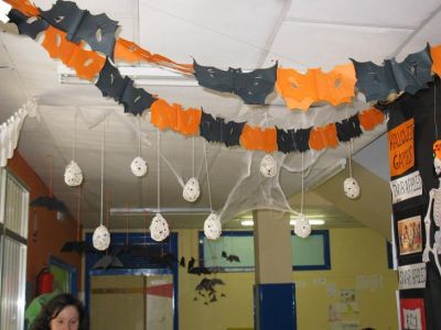 CHILDREN VISITING THE HALLOWEEN GALLERY
