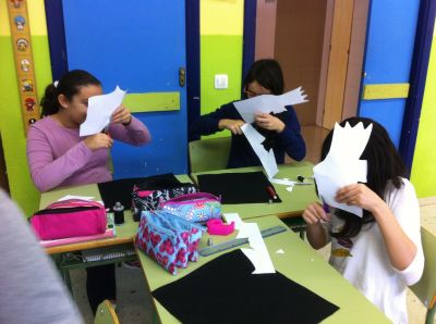 The sixth graders making their toy bat .
