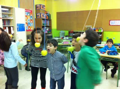 the third graders playing snap for apples
