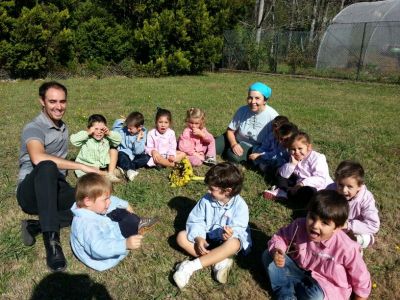 Alumnos de 4 anos con Dna. Isabel e Michael no horto
