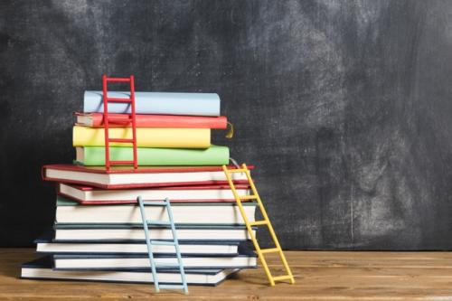 Conjunto de libros y escaleras. Foto gratis