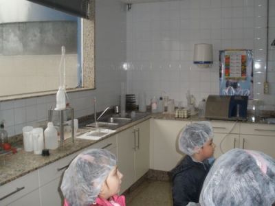 Excursión_de_Infantil_á_fábrica_de_queixos_Olveira_18-02-11_020_[].jpg