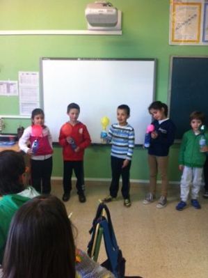 Experimentando don vinagre e bicarbonato
Alumnado de 1º ciclo explica o seu experimento ó alumnado de 3º ciclo
