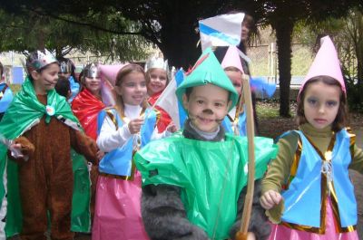 Alumnado de Infantil recreando as personaxes de Robin Hood
