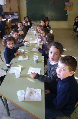 tomando chocolate quente e biscoito
