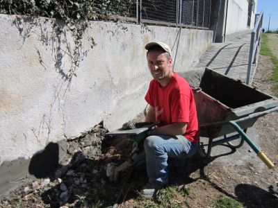 Unha brigada de pais e familiares arranxaron o muro voluntariamente
