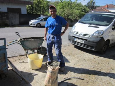 Unha brigada de pais e familiares arranxaron o muro voluntariamente
