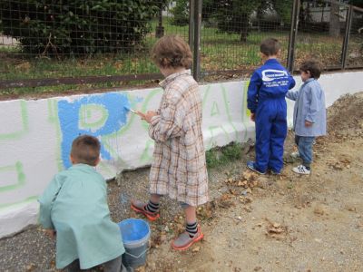 O noso alumnado e Humberto Loureiro decoran o muro
