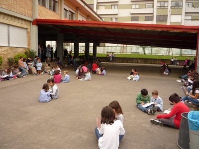 Todo o alumnado do centro participa da lectura  ao aire libre
