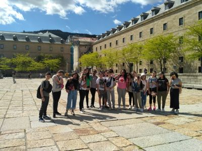 Praza do Escorial coa serra de Guadarrama ao fondo
