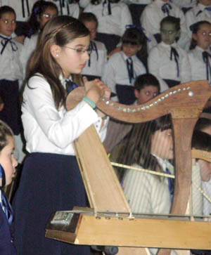 Tocando a arpa celta 
Concerto no Conservatorio
