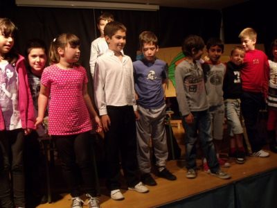 Obradoiro de Teatro 2º Ciclo.
"A clase de Ceboliño". Os actores saudando ó público.
