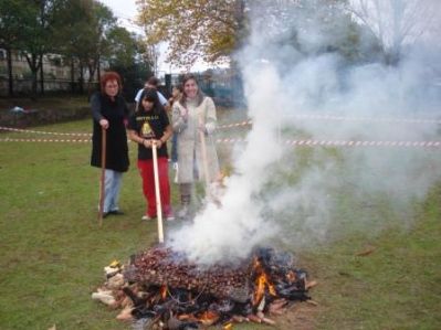 ¡Que ricas están!
As tres rapazas controlando o lume.
