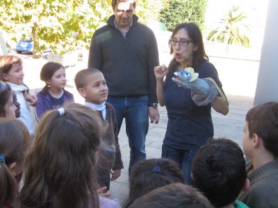 Noelia, a bibliotecaria, presentounos ao rato "Comelibros"
