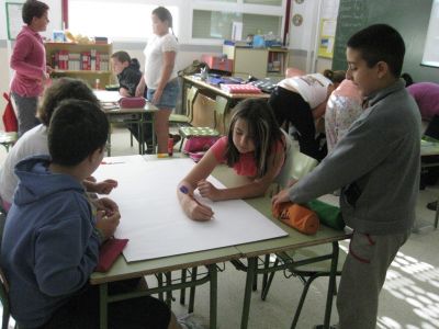 Cada equipo decide como facer a súa maqueta
