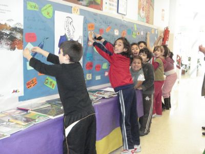 O alumnado de 3º pega no mural as súas palabras preferidas
