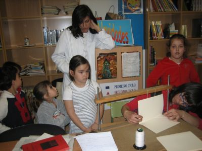 Aprendendo como se fai a encadernación dos libros
