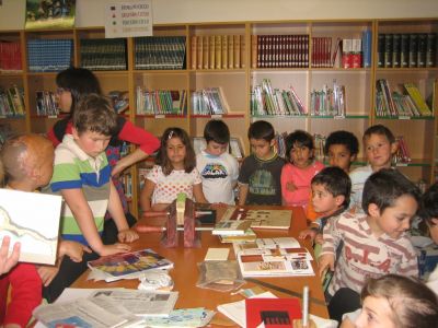 Aprendendo como se fai a encadernación dos libros
