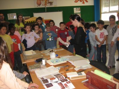 Aprendendo como se fai a encadernación dos libros
