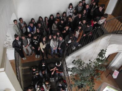 Interior do castelo de Châteaugiron. Grupo de alumnos galegos e bretóns
