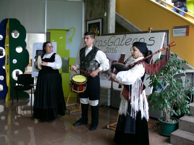 Mostra de música tradicional polo grupo Faíscas do Meixoeiro. Letras Galegas.
