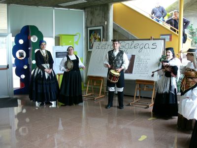 Mostra de música tradicional polo grupo Faíscas do Meixoeiro. Letras Galegas.
