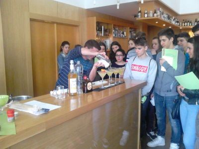 Visita a Lamas de Abade.Os alumnos ensinan a facer un cóctel. 
