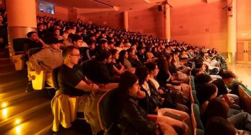 Alumnado no teatro en Carballo [Foto Ana García]