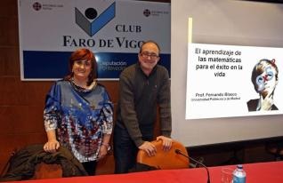 Fernando Blasco fue presentado por la profesora de Matemáticas Adela Rodríguez. // Marta G. Brea