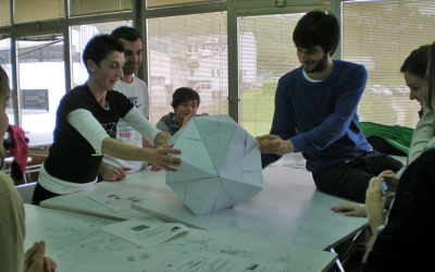 Conchi Seijas ensinando papiroflexia na Escola de Arquitectura de A Coruña
30/04/2009
