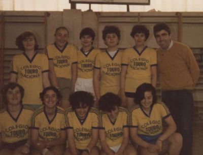 Equipo de baloncesto cadete feminino, co profesor Paco. Ano1979
Foto cedida por Francisco Álvarez
