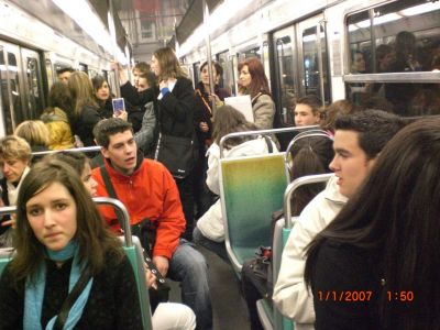 no metro
aquí están algunos/as dos alumnos/as do colexio de Touro no metro camiño de..........
