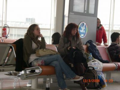 profes
Armelle e Lourdes no aeroporto de Madrid!!!! estarían na T4!!!
