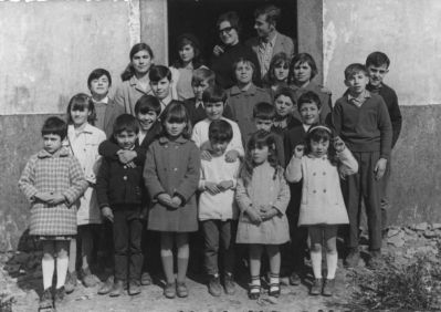 Rapaces na escola de Prevediños coa profesora Dona Marisol fai 40 anos
Foto cedida pola familia Iglesias Mato
