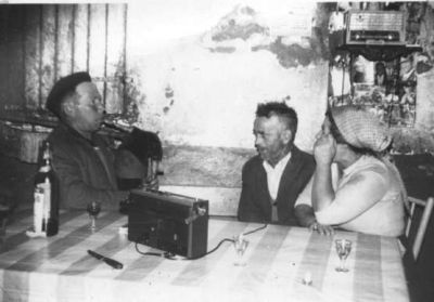 Luis Souto Barco, Estrella Souto Barco e a Manuel Vázquez Mella de festa ca radio e ca gaita a finais dos anos 50.
Foto cedida pola familia Vázquez Souto.
