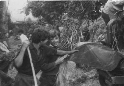 Pepe Vázquez Souto golpeando o mollo do cereal na tradicional malla. Anos 70.
Foto cedida pola familia Vázquez Souto
