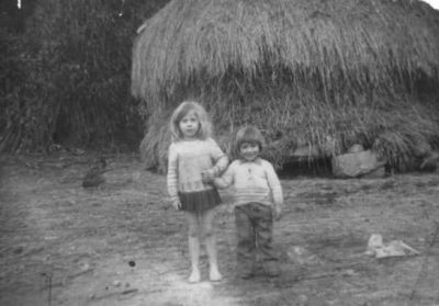 Concha Vázquez Souto  e outro neno co palleiro de fondo. Anos 70
Foto cedida pola familia Vázquez Souto.
