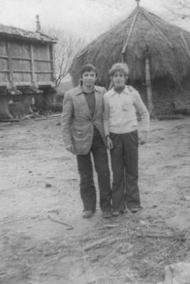 Os veciños de Bama Pepe e Manolo Vázquez Souto no palleiro a finais dos 60.
Foto cedida pola familia Vázquez Souto.
