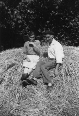  Jesús Vázquez Mella e a súa señora sentados no palleiro nos anos 60.
Foto cedida pola familia Vázquez Souto.
