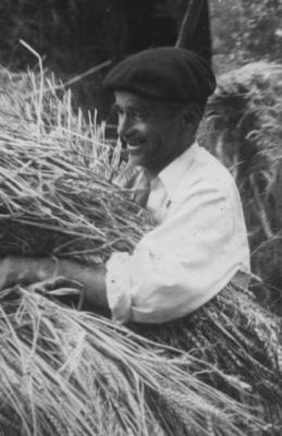 Manuel Vázquez Mella transportando a herba seca. Anos 60.
Foto cedida pola familia Vázquez Souto
