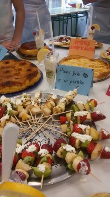 DELICIAS SAUDABLES. 
Este ano a aula de linguas estranxeiras encheuse de ricos postres elaborados con postres de tempada. Os alumnos e alumnas de 2º E.S.O. Francés fixemos un ano máis unha festa-degustación á que invitamos aos demais alumnos e alumnas de secundaria. Esta actividade inclúese no pan Proxecta ALIMENTATE-BEN E ben que nos alimentamos!!!!E de paso, facendo un percorrido pola gastronomía gala...Grazas a todos e a todas pola vosa colaboración, en especial aos e ás "cociñeir@s expert@s", ao persoal de cociña e á encargada do comedor e do plan Proxecta . Así da gusto traballar!!!!.

