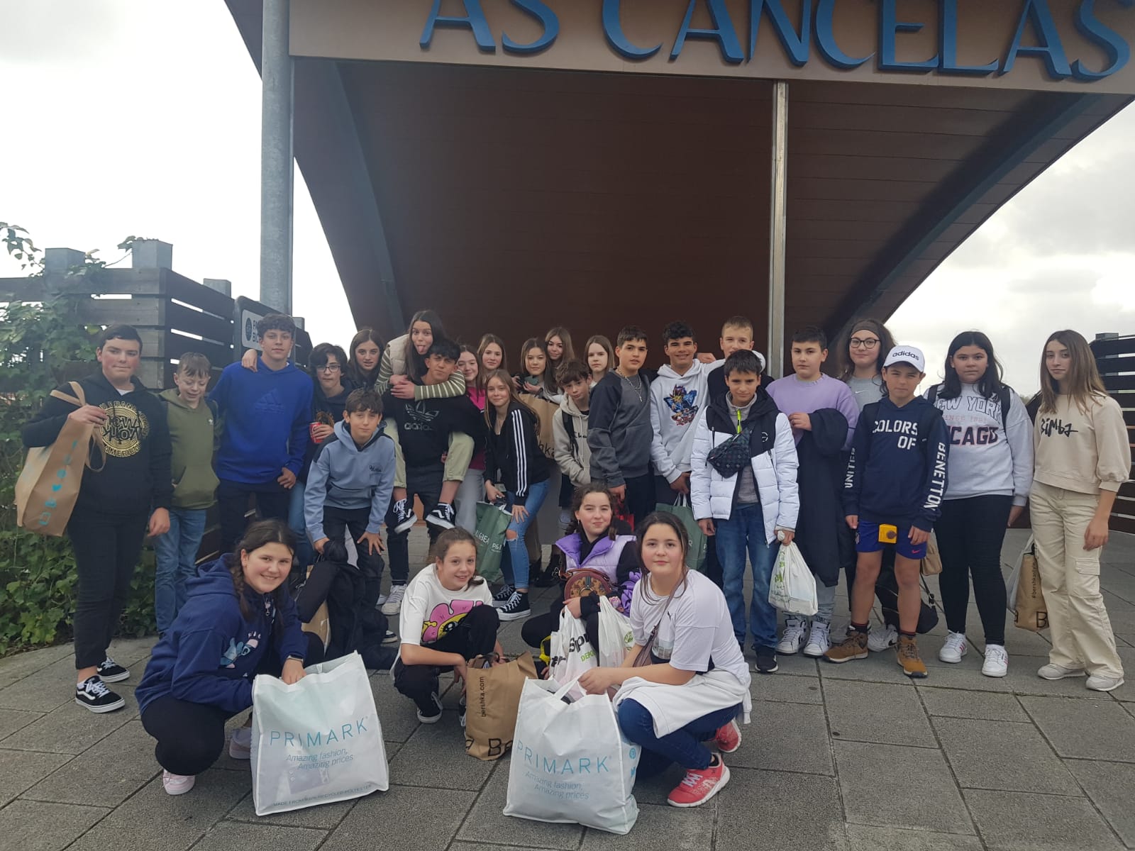 Alumnado no centro comercial As Cancelas