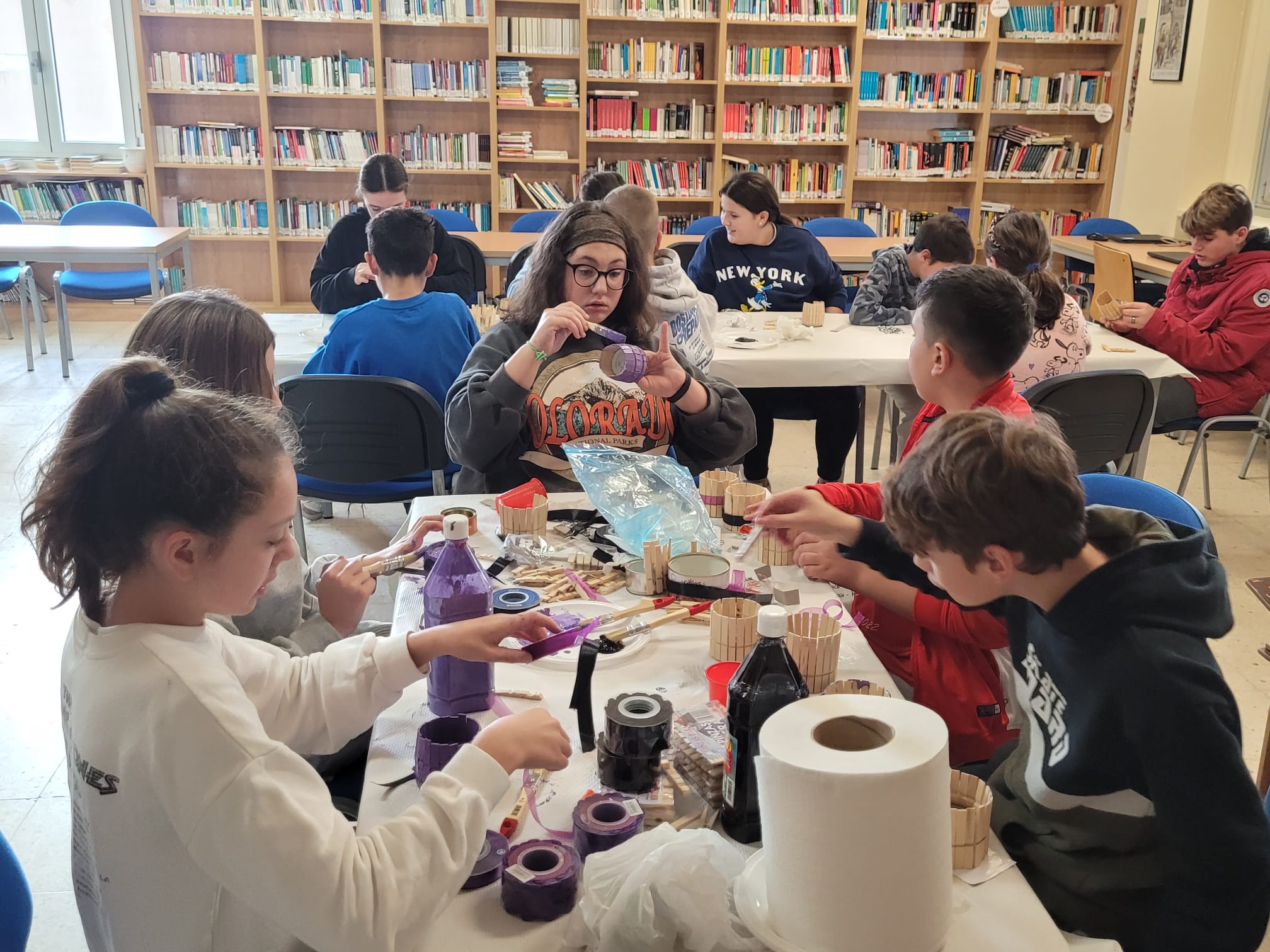 Foto do alumnado traballando na biblioteca