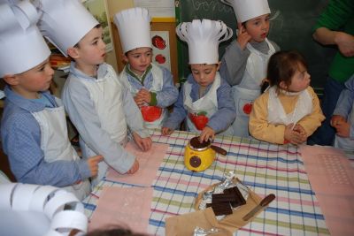 2008-04-03_alumnado_infantil_cociñando.JPG