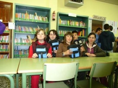 2º B
Patri, Jenni, Elena, Oliver e Adriana gañadores do 3º premio do concurso de acertixos reciben unha mochila (xentileza da Leoteca)
