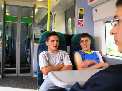 on the train
o grupo camiño de London
