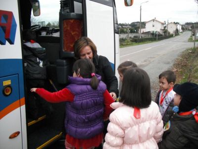 A profe de inglés ,Bea,  axudando a que suban ao bus
